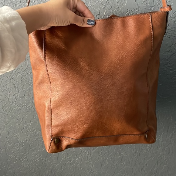 ❤️🔥SOLD❤️🔥Universal Thread Shoulder Bag - Picture 4 of 8